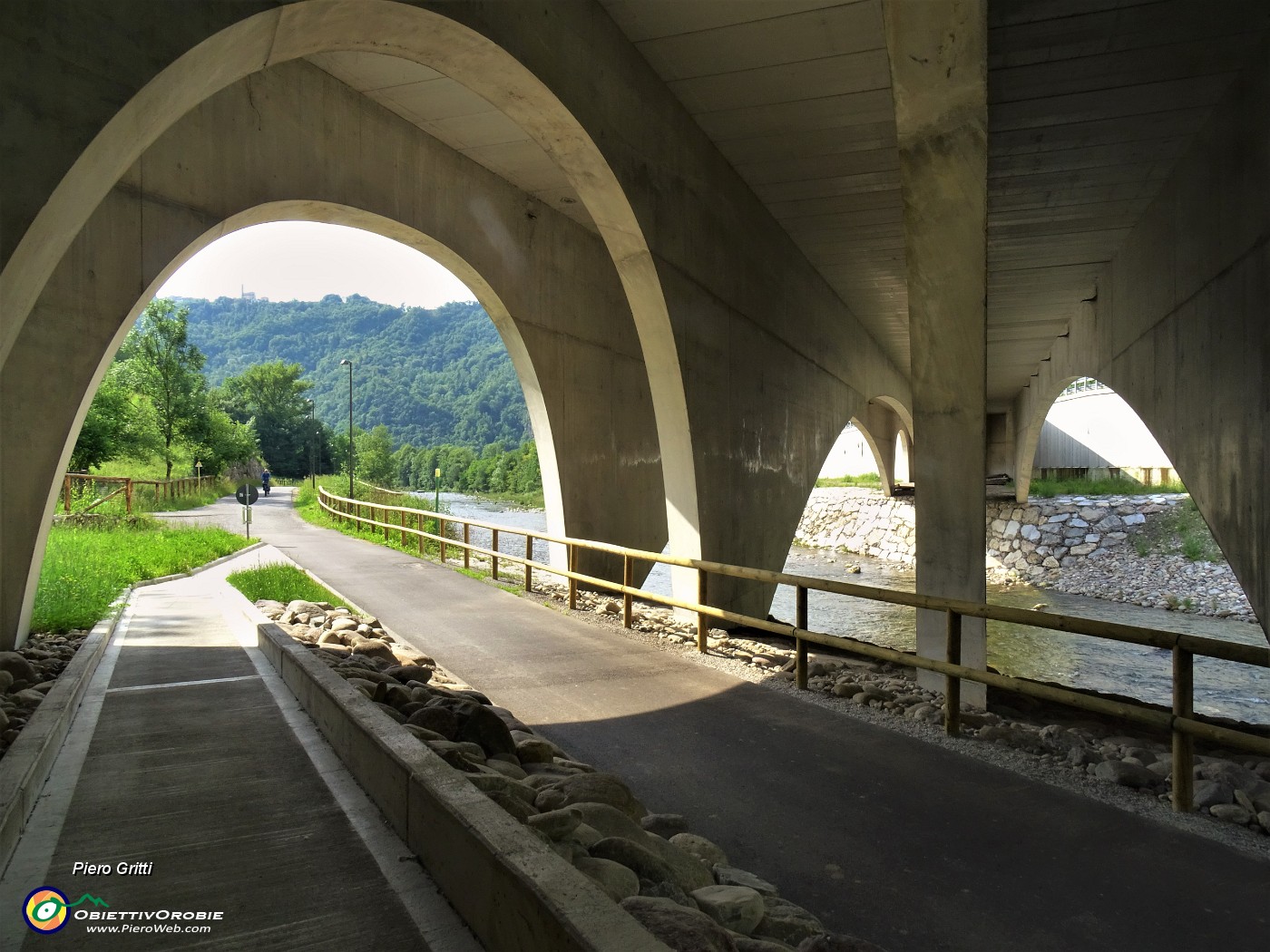 13 La ciclovia di Valle Brembana sotto il ponte da poco aperto della Sanpellegrino-spa.JPG